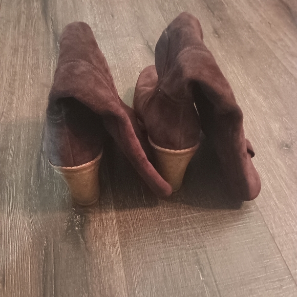 UGG High Healed Boots - Picture 7 of 10